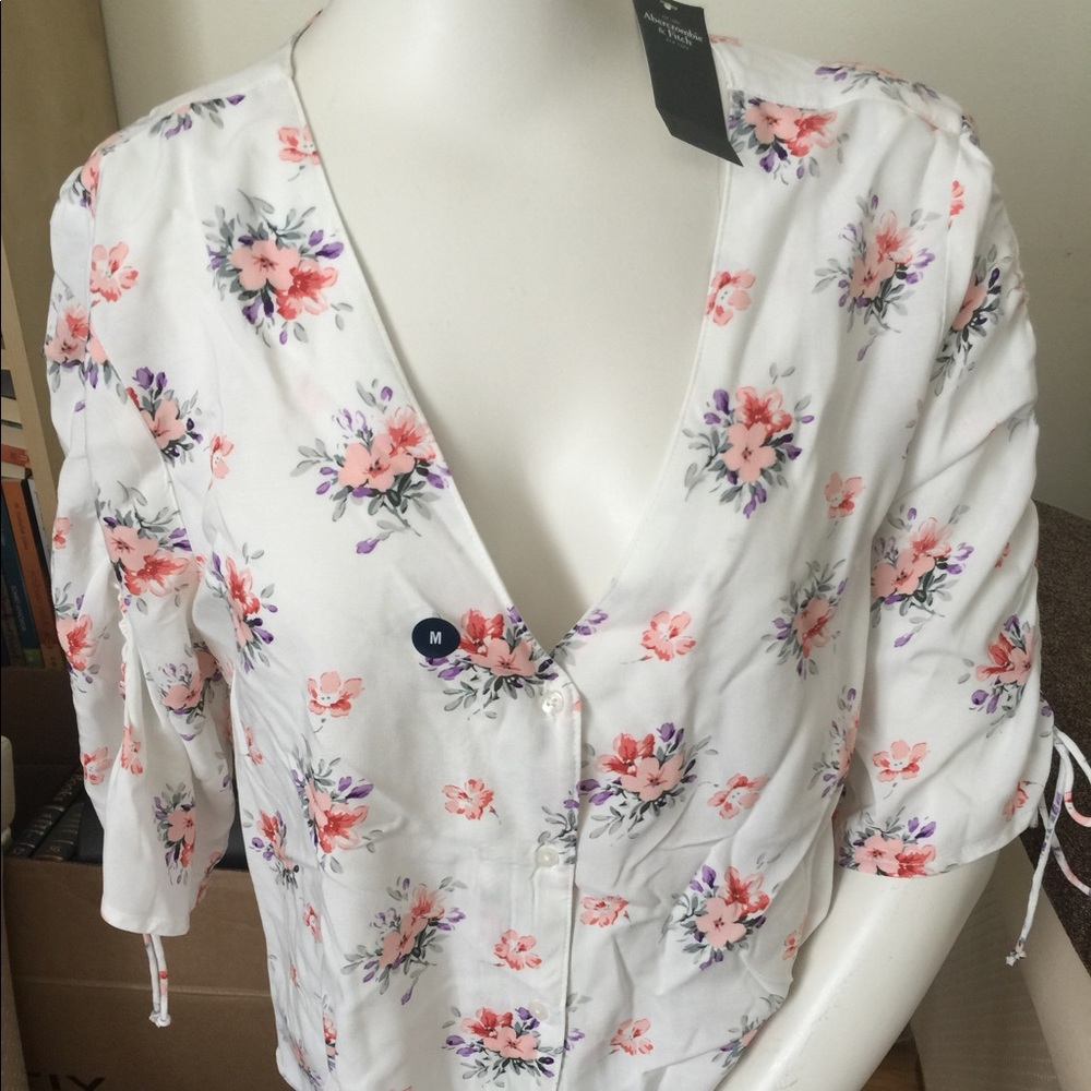 Abercrombie & Fitch V-Neck Short Sleeves Topw w/ flowers